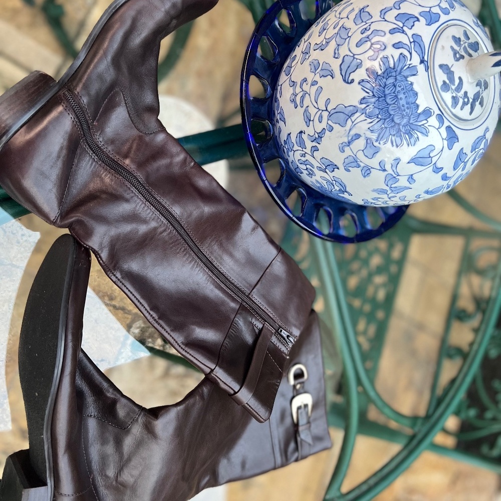 Brown knee high bootd